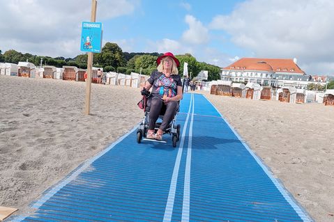Inklusion am Strand: Neuer barrierefreier Strandabschnitt in Travemünde eröffnet