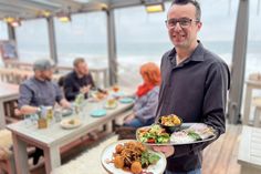 Restaurantleiter Luis Rodriguez präsentiert zwei Gerichte von der Holsteiner Gourmetkarte: köstliche Rinderrouladen und Matjes nach Hausfrauenart.