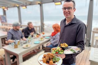 Restaurantleiter Luis Rodriguez präsentiert zwei Gerichte von der Holsteiner Gourmetkarte: köstliche Rinderrouladen und Matjes nach Hausfrauenart.