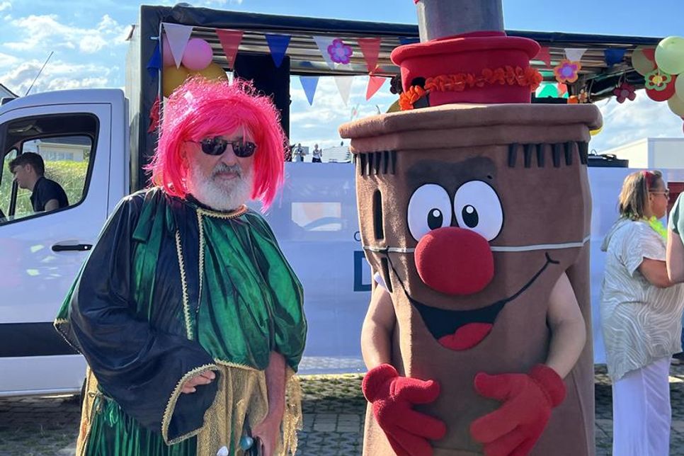 Der Fischerverein gehört in Dahme natürlich auch bei der Schlagerparade fest dazu.