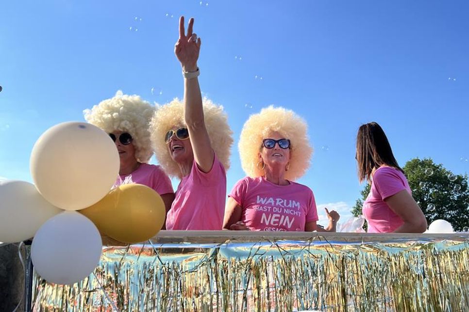 Was braucht man für eine Schlagerparade? Coole Perücken, Musik und Seifenblasen.