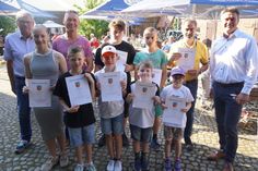 Die geehrten Sportlerinnen und Sportler nahmen die Gratulation und eine Urkunde von Bürgervorsteher Klaus Winter (lks.) und Bürgermeister Michael Robien (re.) entgegen.