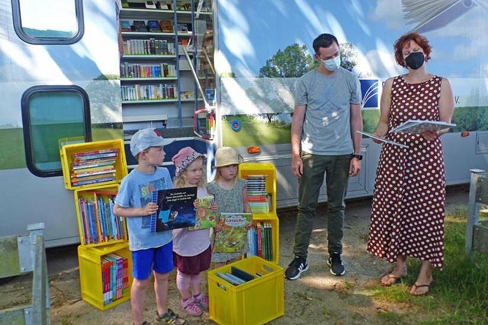 Die Kinder der KiTa Wirbelwind in Hassendorf und deren Leiter Lukas Koldewey freuen sich mit Bibliothekarin Tabea Mau über die Fülle toller neuer Bücher.