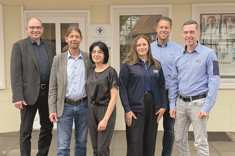 Freuen sich über die gute Partnerschaft: Martin Liegmann, Matthias Thoms und Laila Brais (Kinderschutzbund) mit Madita Lepomäki, Christoph Hein und Thomas Palenga von JYSK.