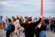 Die Jugendlichen in der Region können sich auf viele Partyabende in Scharbeutz freuen. (Foto: ©www.luebecker-bucht-ostsee.de)