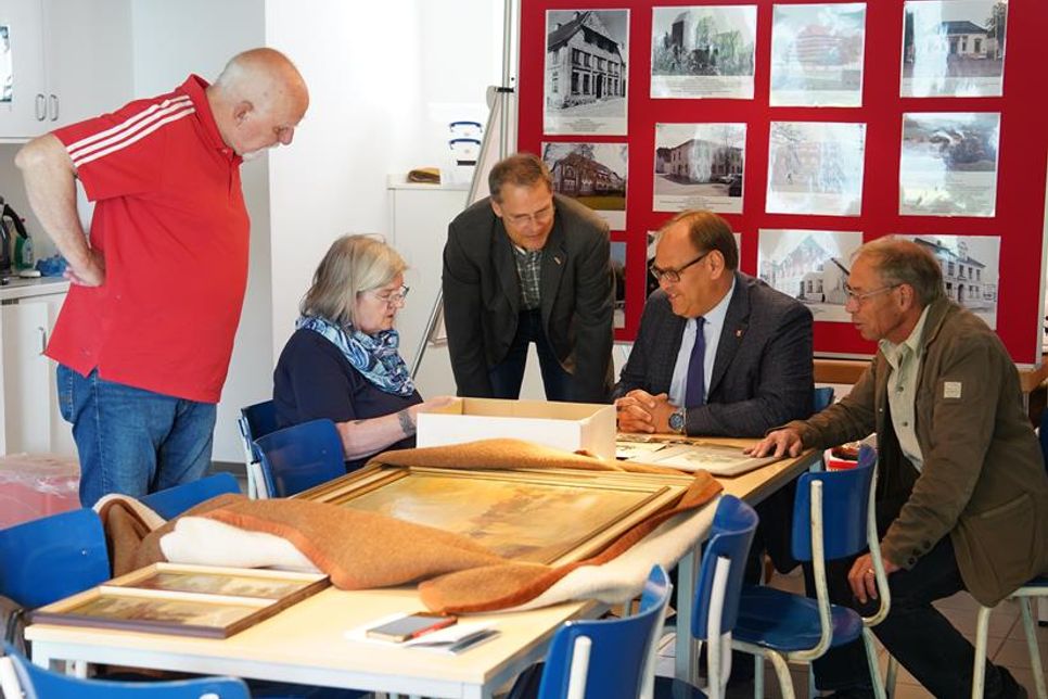 Die Beteiligten bei der Sichtung des „Schatzes“: Thomas und Ulrike Winter übergaben etliche historische Dokumente, Bilder, Briefe und Gemälde an das Museum der Stadt, worüber sich Museumsleiter Frank Wilschewski, Bürgermeister Mirko Spieckermann und Rudolf Böckenhauer vom Förderverein (v. lks.) sehr freuten.