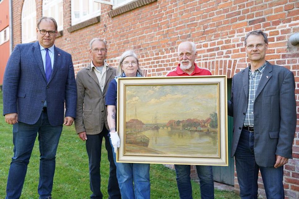 Eines der übergebenen Gemälde zeigt den Neustädter Hafen. Nach bisherigem Stand ist dieses Werk unbekannt und damit noch nicht offiziell gelistet.