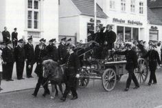 Festumzug der Freiwilligen Feuerwehr vor dem Rathaus 1969.