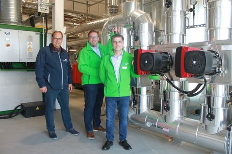 Projektleiter Thomas Anthoni, Vertriebsleiter Dirk Heckmann und Bürgermeister Mirko Spieckermann (v. re.) setzen auf nachhaltige und unabhängige Energieversorgung.