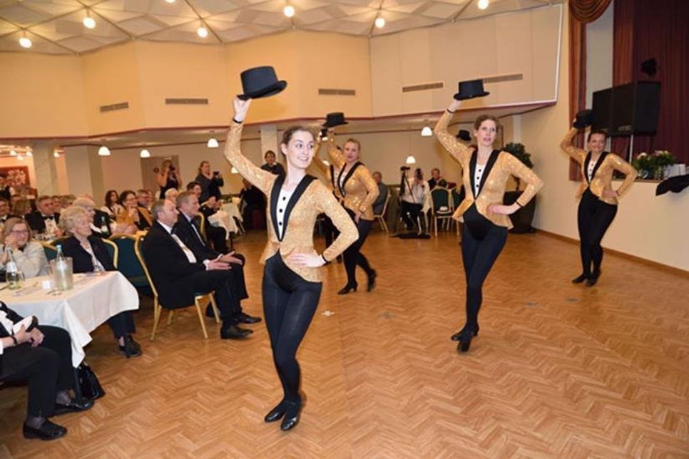 Abschiedsshow: Die Garden der Plöner Karnevalsgesellschaft Blau-Weiß sorgten am Aschermittwoch noch einmal mit viel Aktion für gute Stimmung.