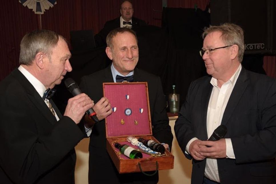 Obligatorische Rückgabe des Plöner Rathausschlüssels an Bürgermeister Lars Winter.