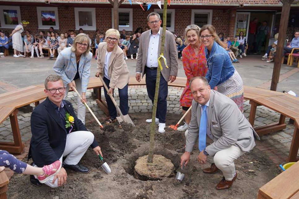 Baumpflanzung inmitten des neuen Bauwerkes. Schulleiter Wolfgang Trosiener (lks.) und Landrat Timo Gaarz (re.) legten genauso mit Hand an wie in der oberen Reihe stellvertretende Bürgermeisterin Kellenhusen Wybke Schmidt, Grubes Bürgermeisterin Kirsten Kirsten Sköries, Grömitzer Bürgermeister Sebastian Rieke, 2. stellvertrtende Bürgermeisterin Riepsdorf Elin Gramkau sowie Bürgermeisterin Dahme Stefanie Friedrich-Suhr (v. lks.).