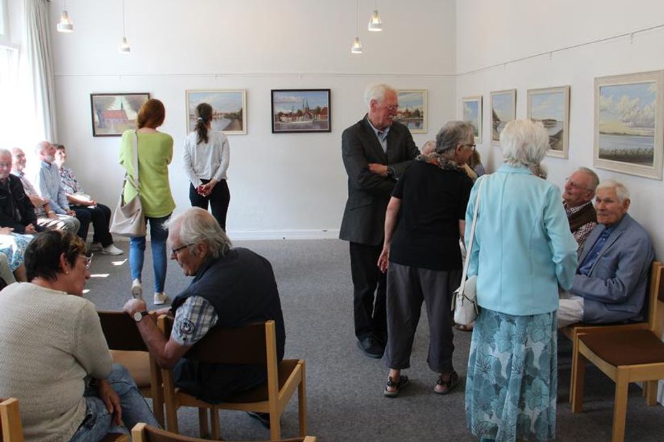 Viele Besucher kamen am Sonntag in die Stadtbücherei, um die Eröffnung von Zumbruchs Ausstellung zu erleben.