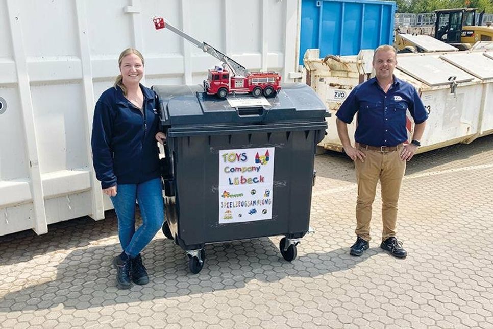 Alisa Grusewski und Sven Thode vom Zweckverband Ostholstein freuen sich über das neue Reycylingangebot auf dem Reycyclinghof Süd in Bad Schwartau.