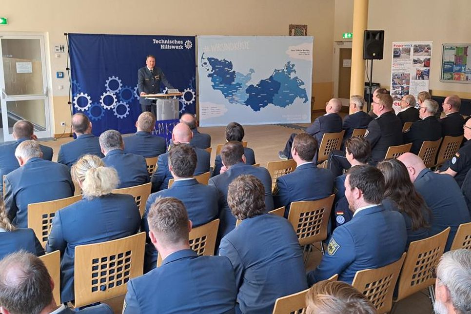 Volles Haus in der Mensa der Schulen am Hufenweg: Die ganze Blaulichtfamilie sowie Bürgermeister und Landrat waren bei der Amtsübergabe vertreten.