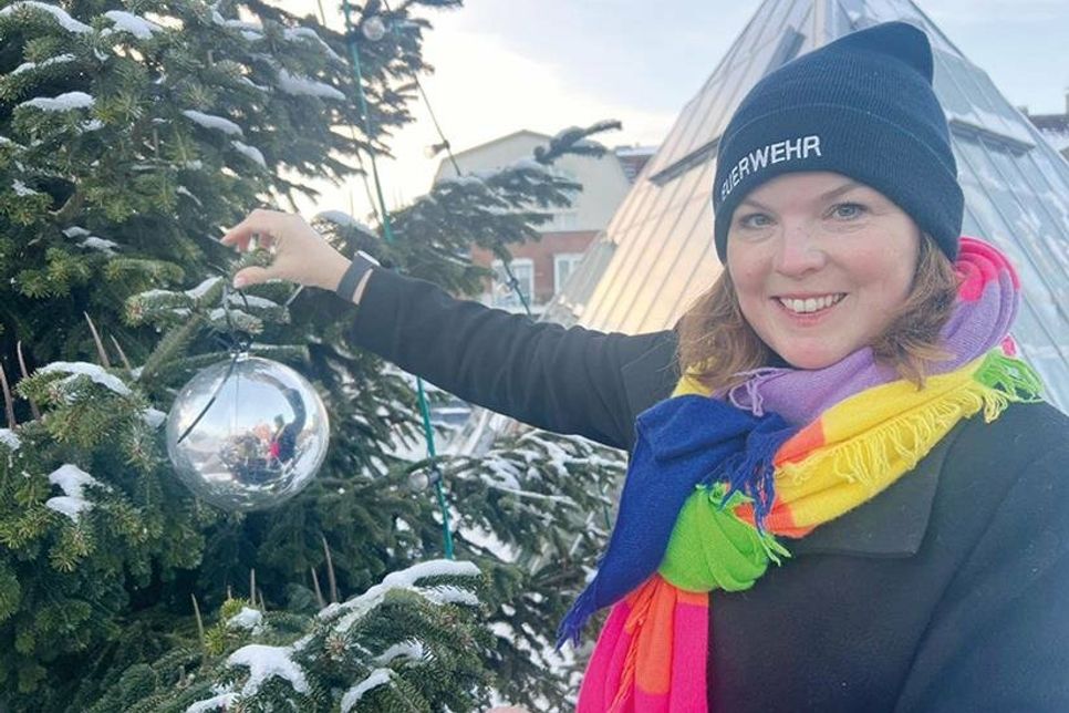 Stockelsdorfs Bürgermeisterin Julia Samtleben freut sich über den prächtigen Tannenbaum am Ortseingang und half mit, ihn weihnachtlich zu schmücken.