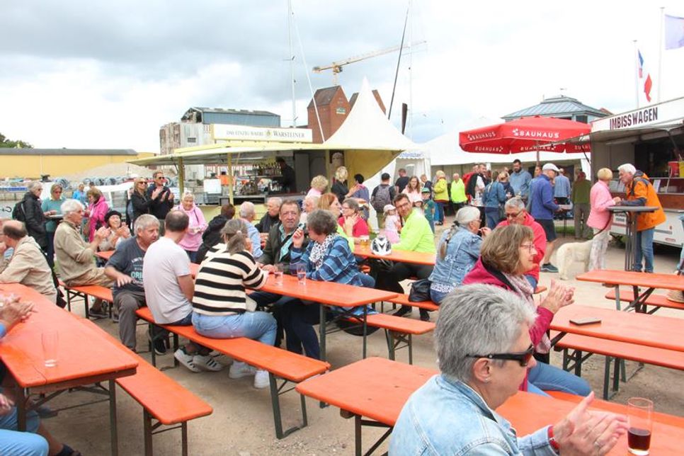 Die Besucher genossen die Zeit auf dem Netztrockenplatz.