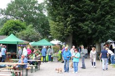 Besucher des genossen das vielfältige Angebot an Kunsthandwerk und kulinarischen Köstlichkeiten auf dem Paasch-Eyler-Platz.