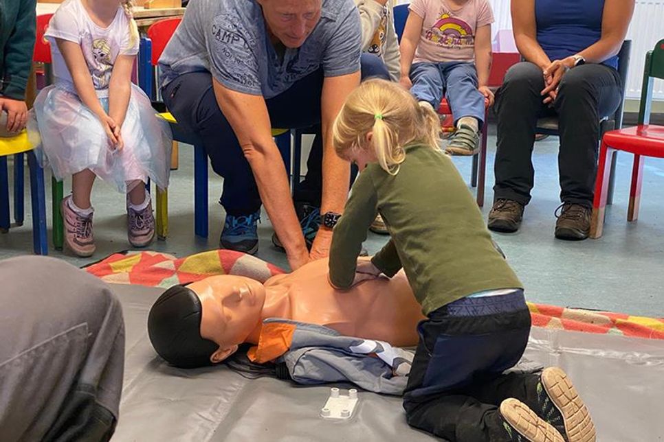 Bemerkenswert: Im Pansdorfer Waldkindergarten fand kürzlich ein Erste-Hilfe-Kurs statt.