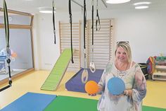 Kita-Leiterin Regina Schröder feiert die Bewegungshalle als größte Errungenschaft im neuen Kindergarten.