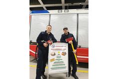 René Konietzny, stellv. Ortswehrführer (links), und Denny Pöhl, Mitorganisator und Kassenwart, freuen sich auf den bevorstehenden Weihnachtsbaumverkauf bei der Scharbeutzer Feuerwehr.