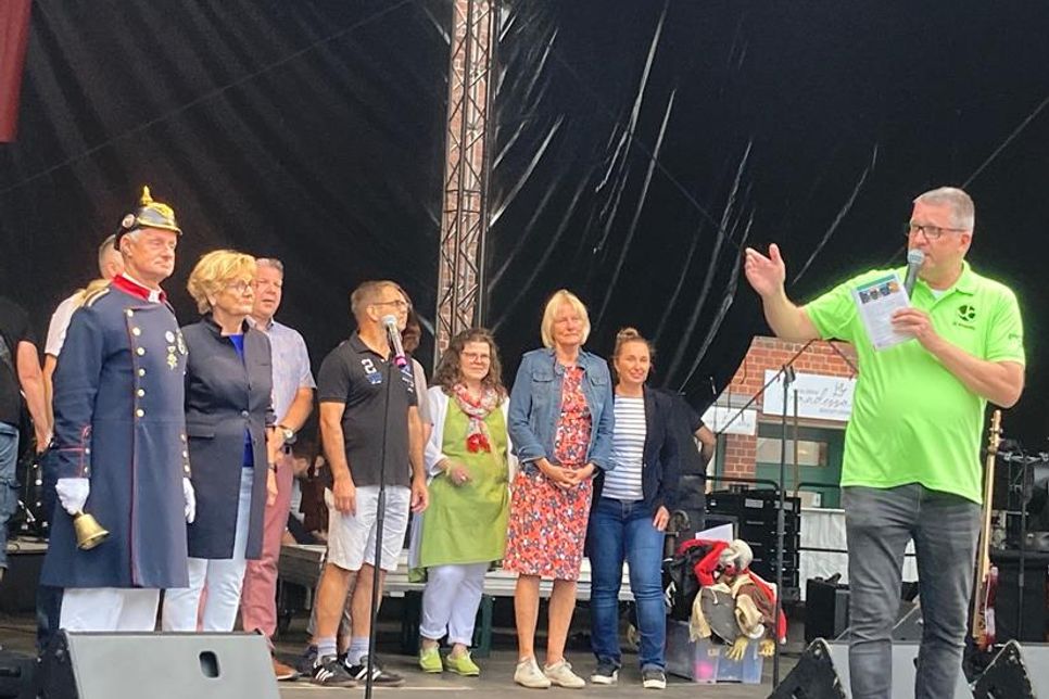 Jes Christophersen, Hein Lüth, Bürgervorsteherin Jutta Zillmann und die Sponsoren freuten sich auf drei tolle Festtage in Lütjenburg.