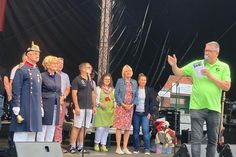Jes Christophersen, Hein Lüth, Bürgervorsteherin Jutta Zillmann und die Sponsoren freuten sich auf drei tolle Festtage in Lütjenburg.