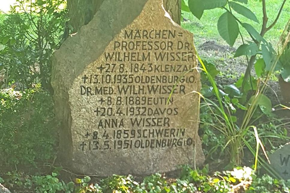 Der Grabstein des „Märchenprofessor“ Wilhelm Wisser