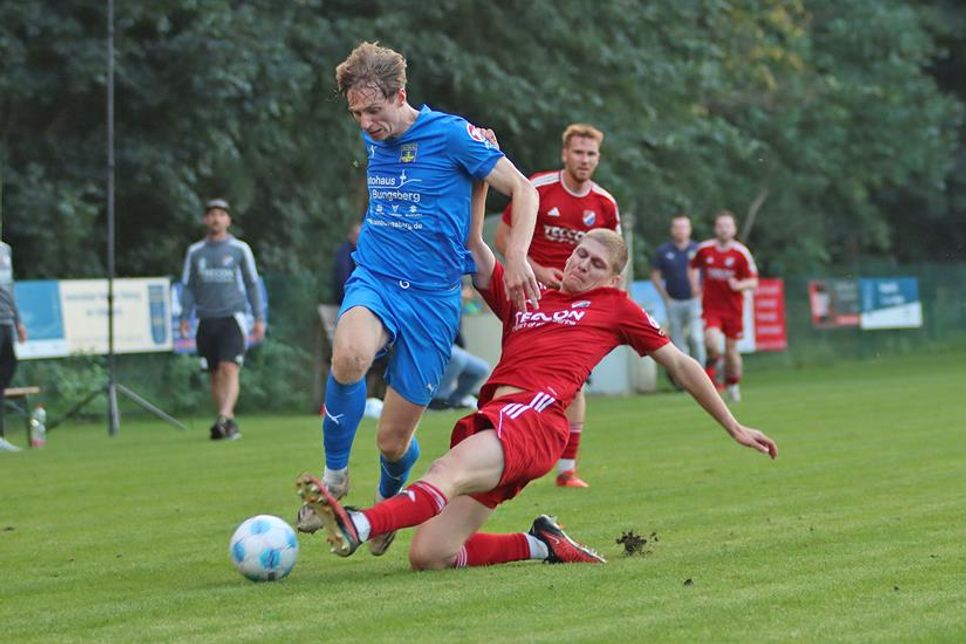 Sören Lepin (links) erzielt zu Beginn der zweiten Halbzeit das wichtige 2:0.