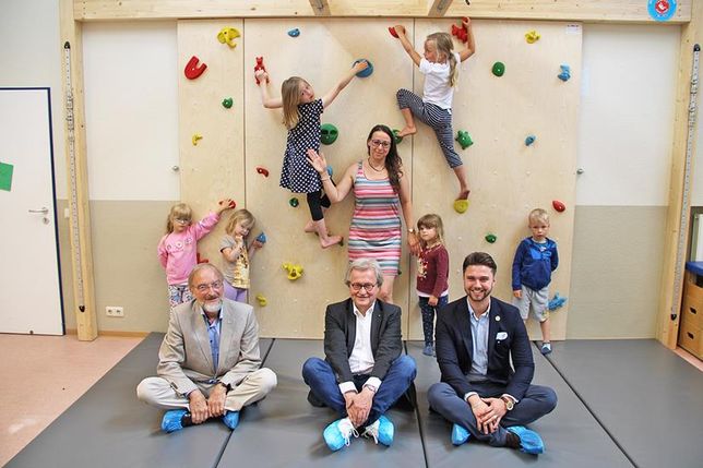 Christin Paulsen mit Kindern aus dem Kindergarten. Vorne von links nach rechts: Werner Zeiß, Klaus Dörnen und Maximilian Huss