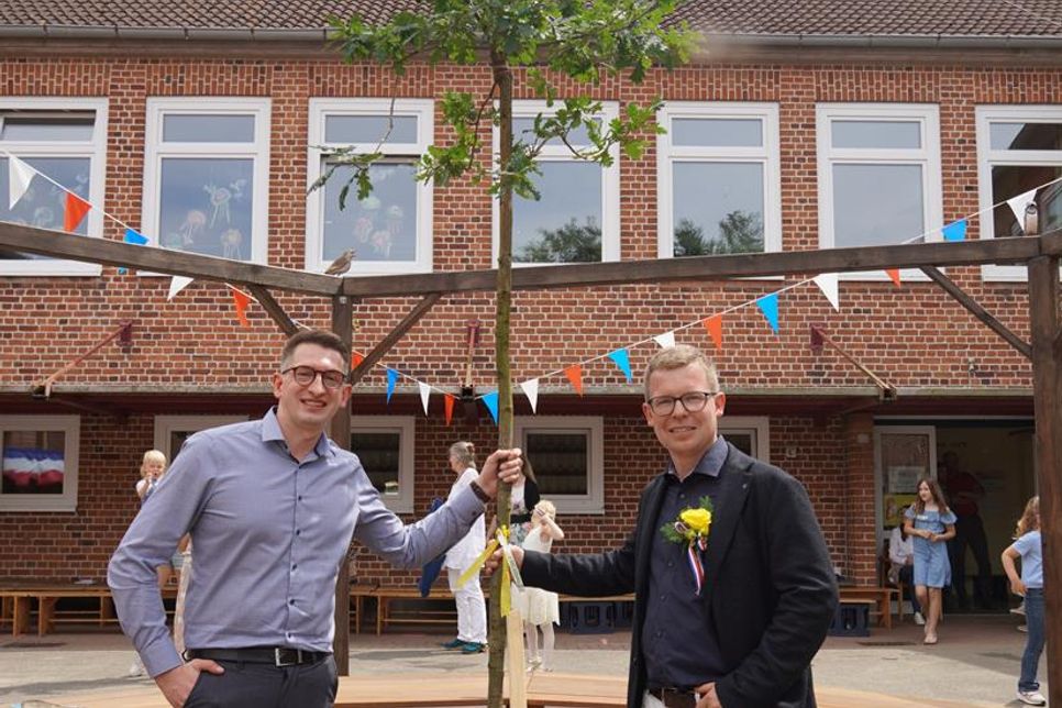 Die Eiche ist der Wappenbaum der Gemeinde Grube. Ein besonders schönes Exemplar ziert jetzt den Schulhof der Gruber Grundschule. Der Eichenbaum wurde gespendet von der Fielmann AG und von dessen Verkaufsleiter Alexander Bachmann (lks.) an Schulleiter Wolfgang Trosiener übergeben.