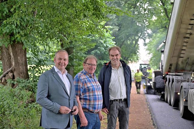 Verbandsvorsteher Björn Rüter, Bürgermeister Johannes Hintz (Nehmten) und Verbandsingenieur Matthias Münter (v. l.) begleiteten den Start der diesjährigen Straßenerneuerungen des Schwarzdeckenunterhaltungsverbandes.