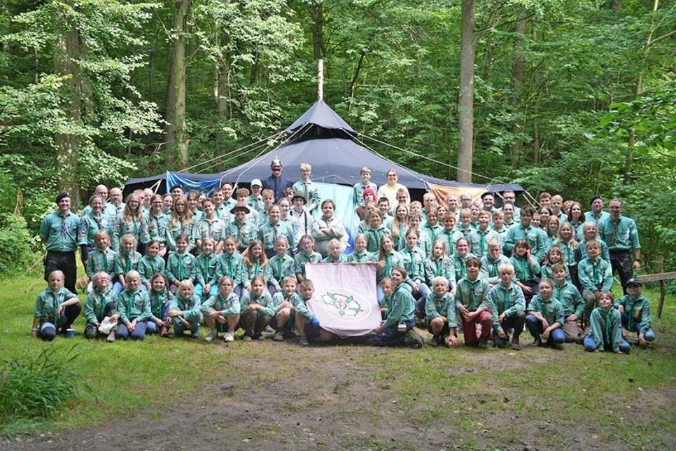 Gruppenbild Zeltlager Lagerfeuerabend in der Giga-Jurte