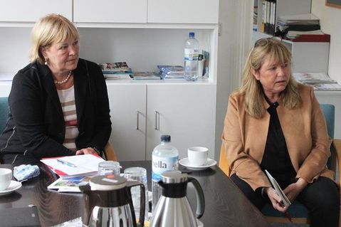 Bettina Hagedorn und Landtagsabgeordnete Sandra Redmann (re.) informierten sich.
