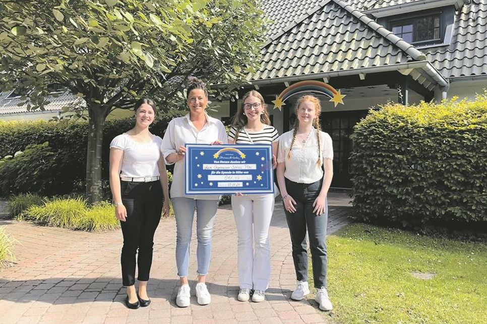 Johanna Bustorf, Christin Hagen, Leni Schrag, Lilly Peters, (Meena Bromisch) vor dem Eingang des Kinder- und Jugend-Hospiz‘ Sternenbrücke - die vier Schülervertreterinnen des Plöner Gymnasiums übergaben den symbolischen Spendenscheck.