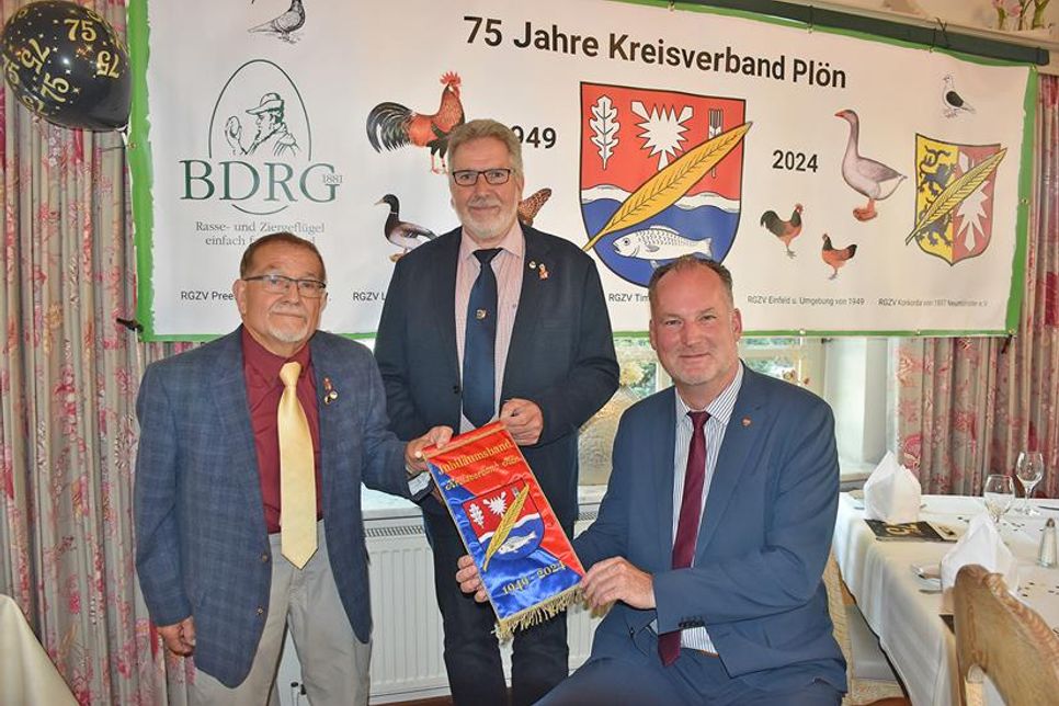 Mit Landrat Björn Demmin und dem Landesvorsitzenden Torsten Nagel konnte Kreisverbandschef Peter Elgert (von rechts) zwei Ehrengäste auf dem Festkommers am vergangenen Sonntag begrüßen.