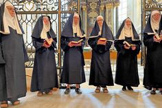 Mitglieder des Stadtkirchenchores wurden für ein Konzert zu Nonnen in Benediktinerinnen-Kutte.