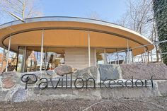 Mit seiner organischen Form fügt sich der Pavillon Kesdorf perfekt in die Umgebung ein.