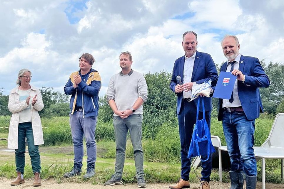 (V. l.) Christiane Haberkorn, Jasper Käßmann (Architekturbüro Haberkorn), Collin Eckelmann (Fa. Gartenideen Roland Stegemann), Landrat Björn Demmin, Bürgermeister Peter A. Kokocinski.