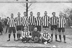 Traditionell spielt der HSV in schwarz-weißen Trikots. Hier die Herrenmannschaft von 1949.