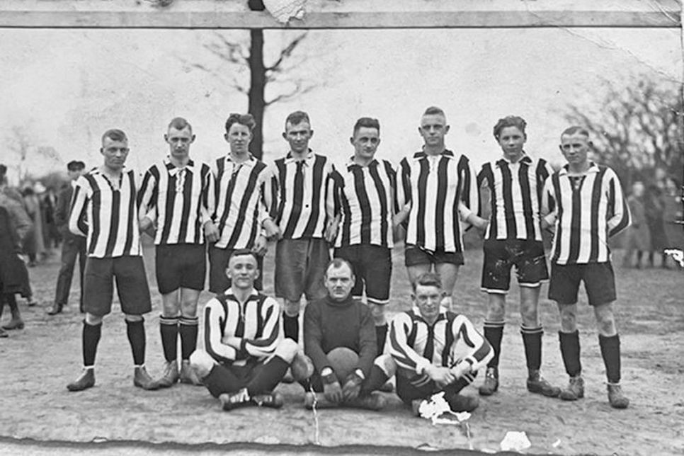 Traditionell spielt der HSV in schwarz-weißen Trikots. Hier die Herrenmannschaft von 1949.