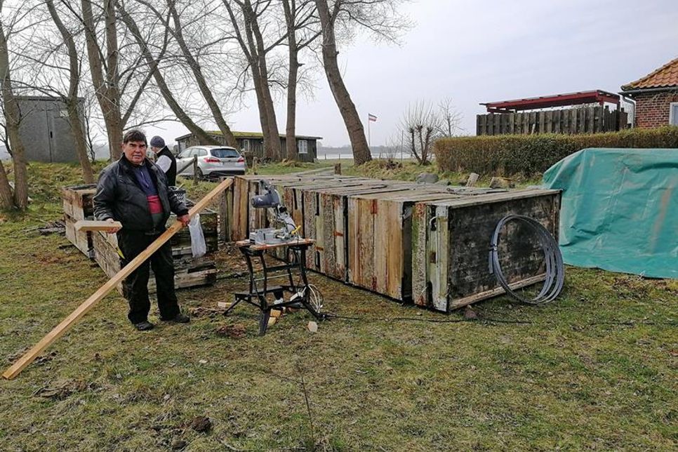 Dirk Schider und weitere NABU-Helfer reparieren Holzflöße.