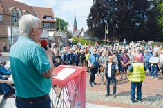 Nicht ganz so viele Senioren wie bei der Auftaktveranstaltung beteiligten sich an der Protestaktion. Dennoch war der Münzplatz in Stockelsdorf gut gefüllt.