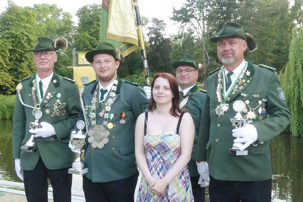 Der amtierende Schützenkönig Sven I. Samelin mit Königin Kim und den Rittern Dirk und Ralf Fritz freuen sich auf ein fröhliches Schützenfest im Scharbeutzer Kurpark.