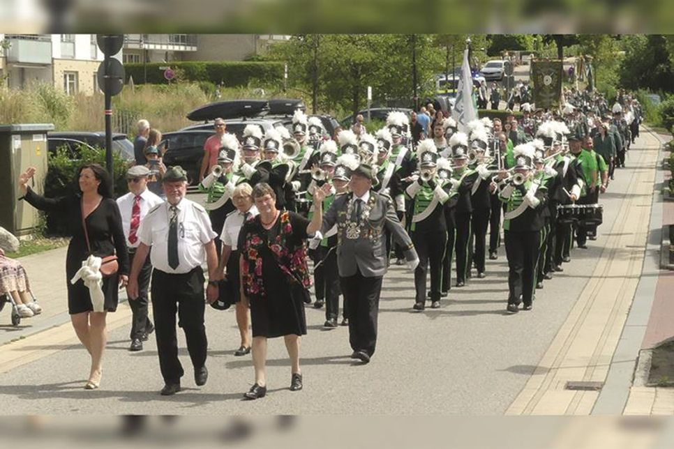 Der Festumzug am Sonntag verspricht anlässlich des 70-jährigen Bestehens des Scharbeutzer Schützenvereins besonders prächtig zu werden.