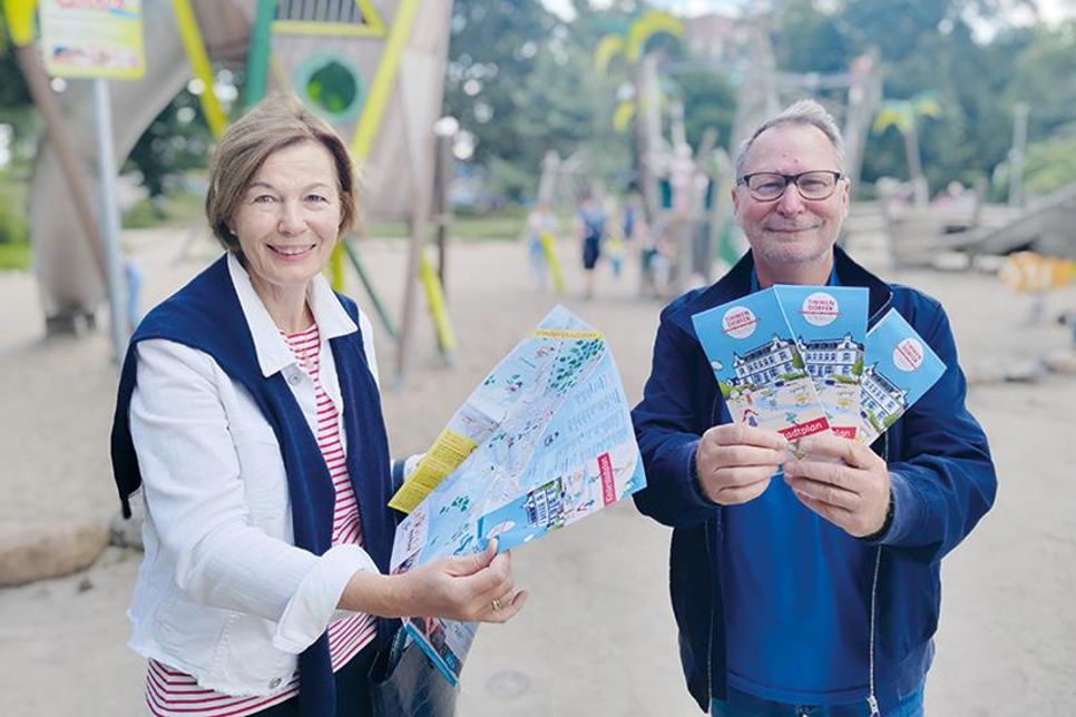 Dorothea Janssen-Terveen, Vorsitzende der SPD Timmendorfer Strand, präsentiert mit ihrem Stellvertreter Michael Thormählen den neu aufgelegten Kinderstadtplan für die Gemeinde Timmendorfer Strand.