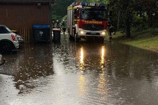 Auch mehrere Straßen wurden kurz überflutet.