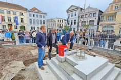 Sven-Hendrik Nittritz, Sven Radestock und Andreas Zabel befüllten die Zeitkapsel und mauerten sie dann im Sockel des Ehrenmals auf dem Marktplatz ein.