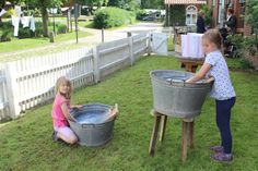 Spielerisch können Klein und Groß beim Aktionstag des Dorf- und Schulmuseums Schönwalde zum Thema Wasser der Arbeit auf den Grund gehen, die mit dem nassen Element in der Vergangenheit verbunden war.