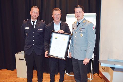 Patenkompanie übergibt Urkunde an die Gemeinde Ratekau